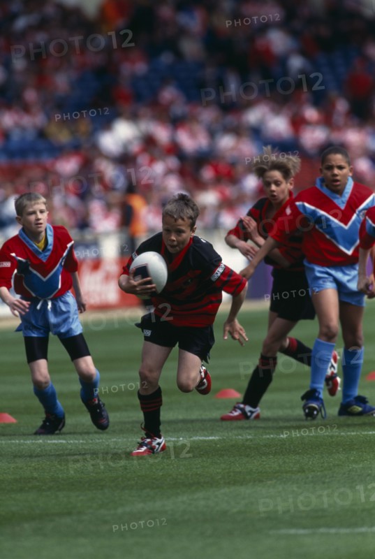 10128725 SPORT  Ball Games  Rugby Boys playing junior rugby