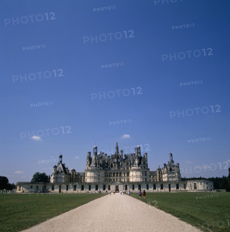 FRANCE, Loire Valley, Loir et Cher, Chambord Chateau. Long straight gravelled driveway with tourists