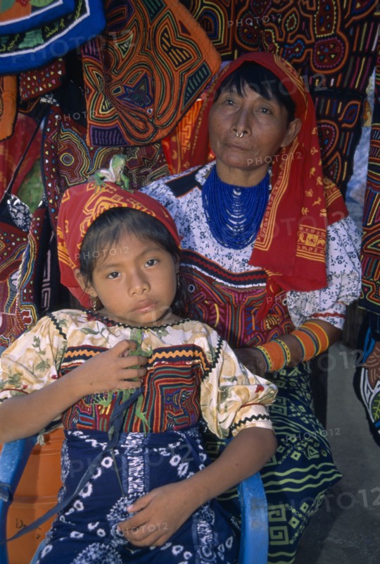 PANAMA, San Blas Islands, Portrait of a Cuna Indian woman and young girl