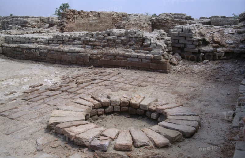 PAKISTAN, Mohenjo Daro, A well in the residential area of the 2500 BC Indus civilisation