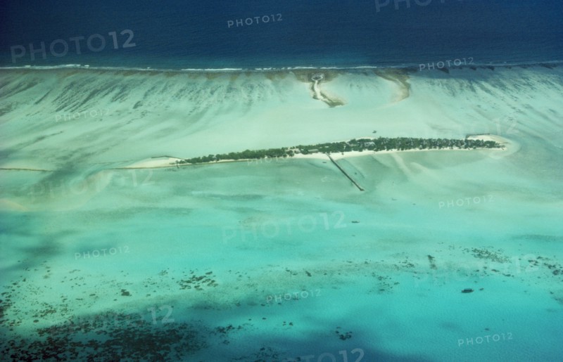 AUSTRALIA, Queensland, Great Barrier Reef, Aerial view over the reef