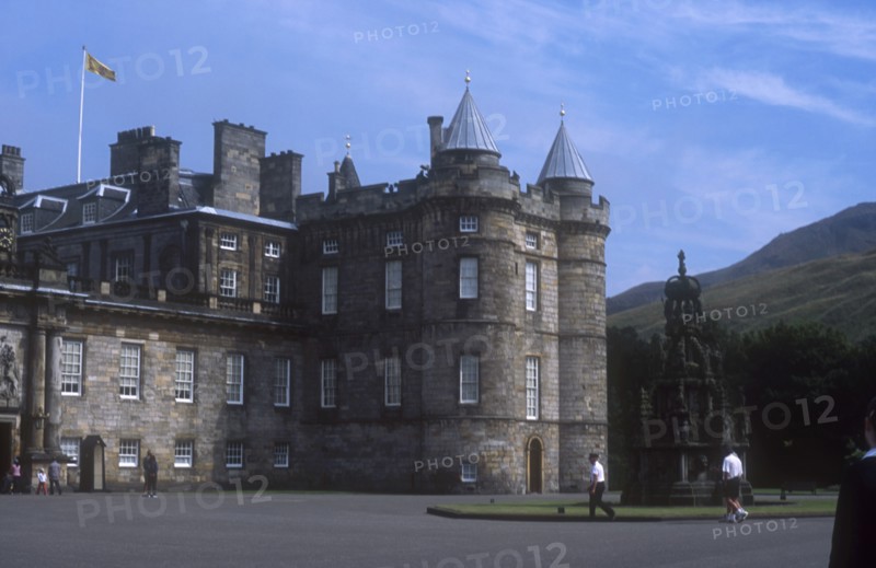 SCOTLAND, Lothian, Edinburgh, Holyrood Palace courtyard and west entrance