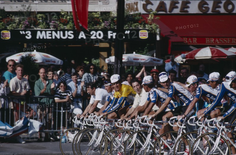 20036762 FRANCE Ile de France Paris Tour de France.  Competitors lined up for final stage in the Champs Elysees.  Overall team winner Team Banesto and individual Miguel Indrain wearing yellow.