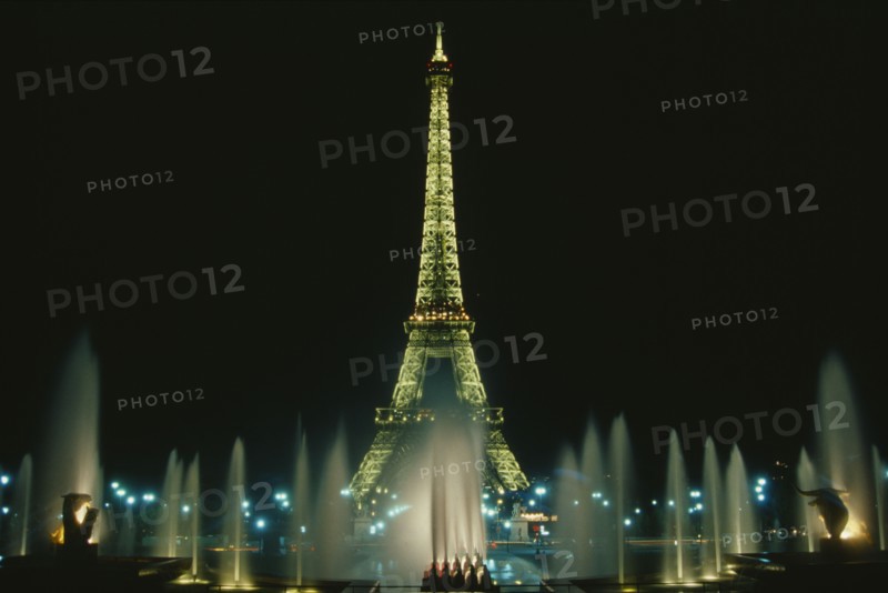 FRANCE, Ille de France, Paris, The Eiffel Tower and the Trocadero Gardens illuminated at night seen from Palais de Chaillot
