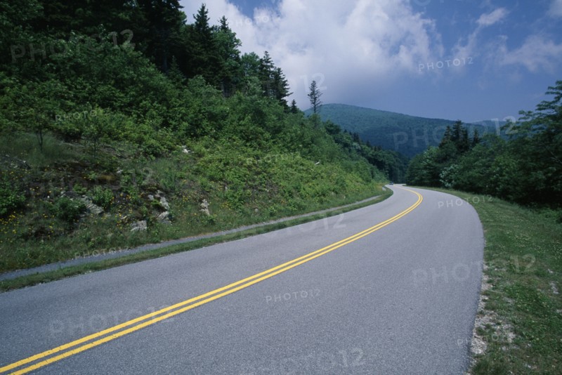 USA, North Carolina, Near Blowing Rock, View along the scenic Blue Ridge Parkway road.