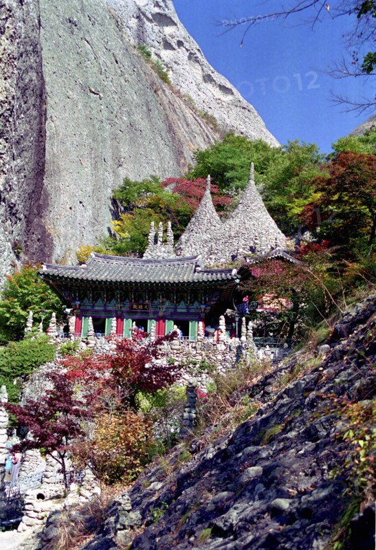 SOUTH KOREA, , Mai Son Temple set against a backdrop of cliffs and surrounded by autumnal trees
