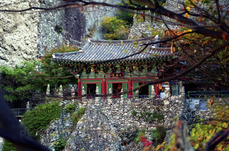 SOUTH KOREA, , Mai Son Temple set against a backdrop of cliffs and surrounded by autumnal trees