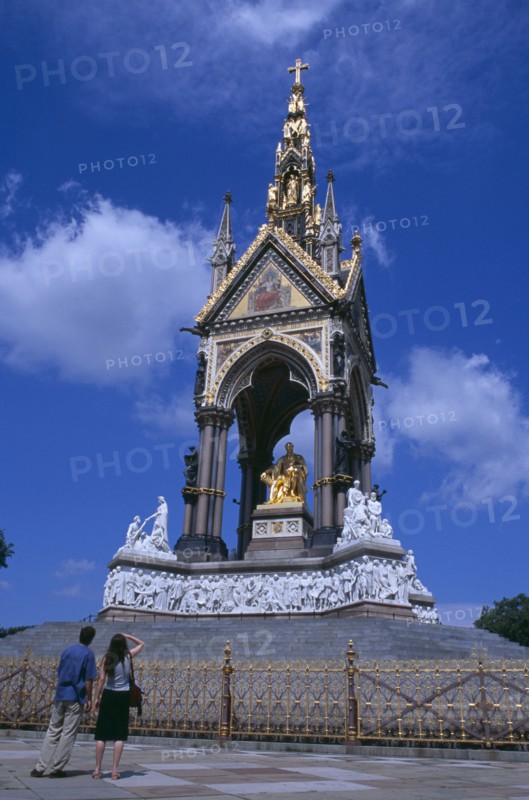 20059204 ENGLAND  London Kensington Gardens. The Royal Albert Memorial with a couple looking up towards it in the forground.