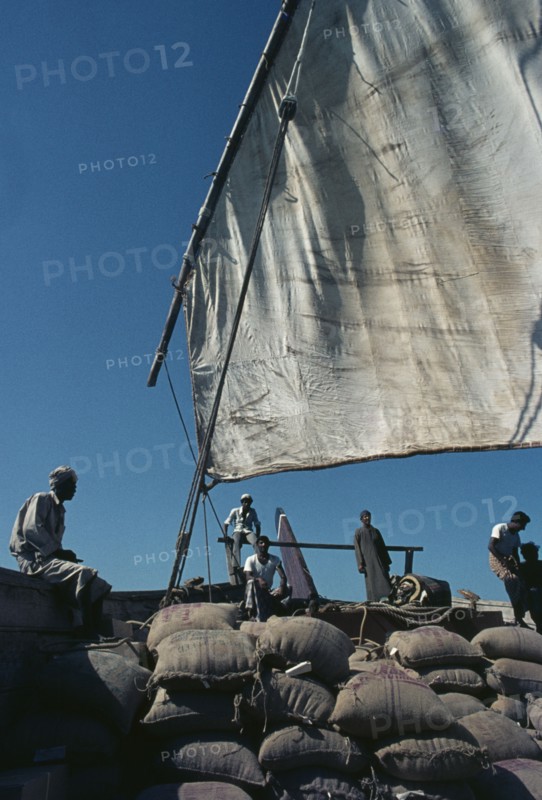 KUWAIT, Industry, Dhow with cargo.