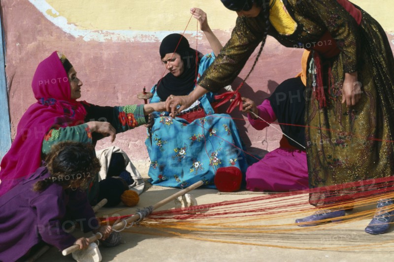 20059296 EGYPT Western Desert People Bedouin women spinning and weaving.
