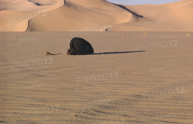 ALGERIA, Religion, Man praying in the desert.