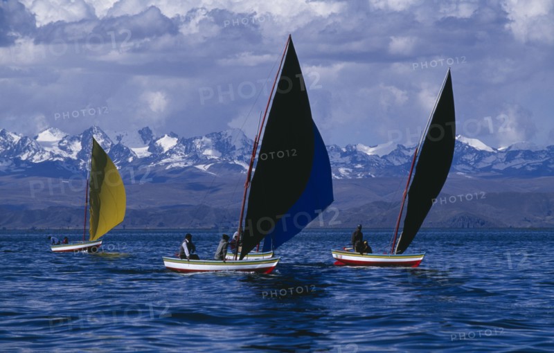 BOLIVIA, La Paz, Lake Titicaca, Isla Suriqui.  Annual sailing regatta by local fishermen.