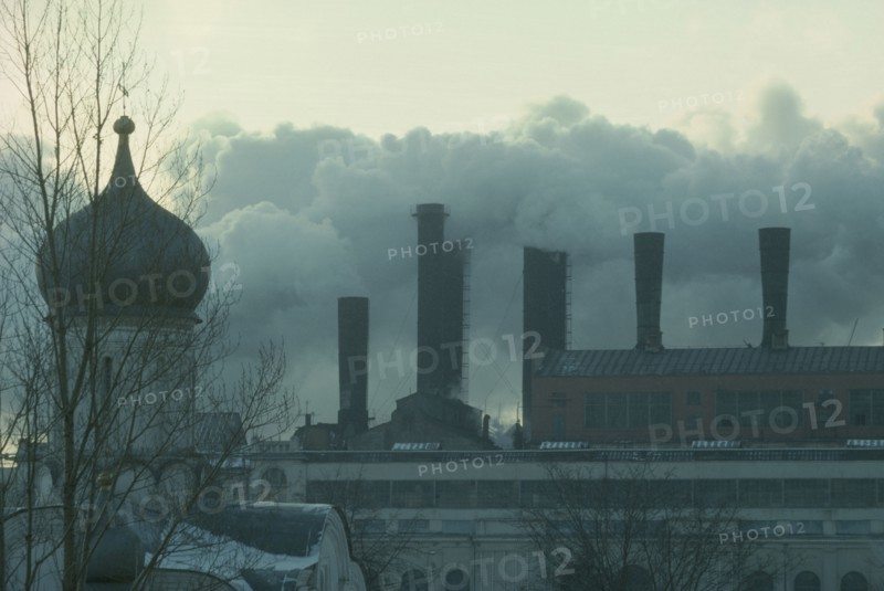 RUSSIA, Moscow, Pollution from power station behind the Kremlin.