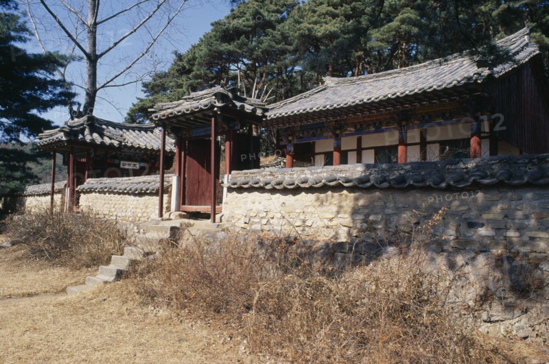 NORTH KOREA, Hwanghae Namdo, Sok Dan Buddhist temple exterior.  Li dynasty.
