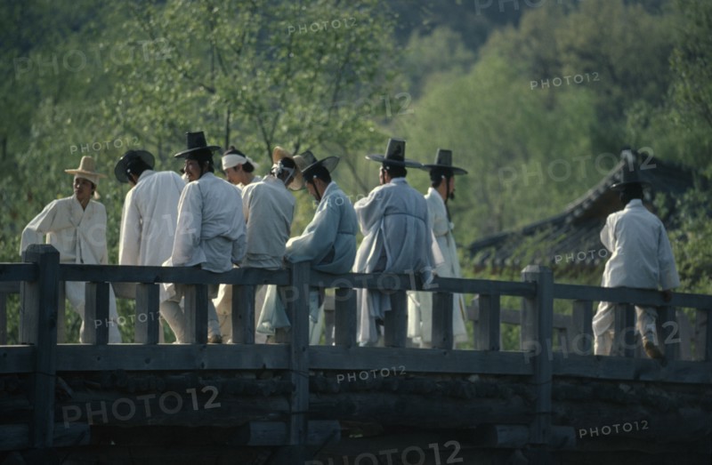 SOUTH KOREA, Religion, Confucian, Confucian believers in traditional white robes and kat horsehair hats.