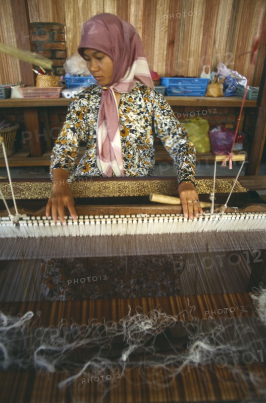 MALAYSIA, Songket, Silk weaver