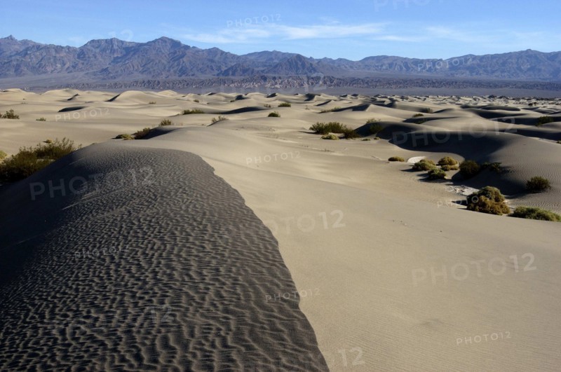 USA, California, Death Valley, View along the ridge of a sand dune in the desert landscape with a rocky horizon in the distance