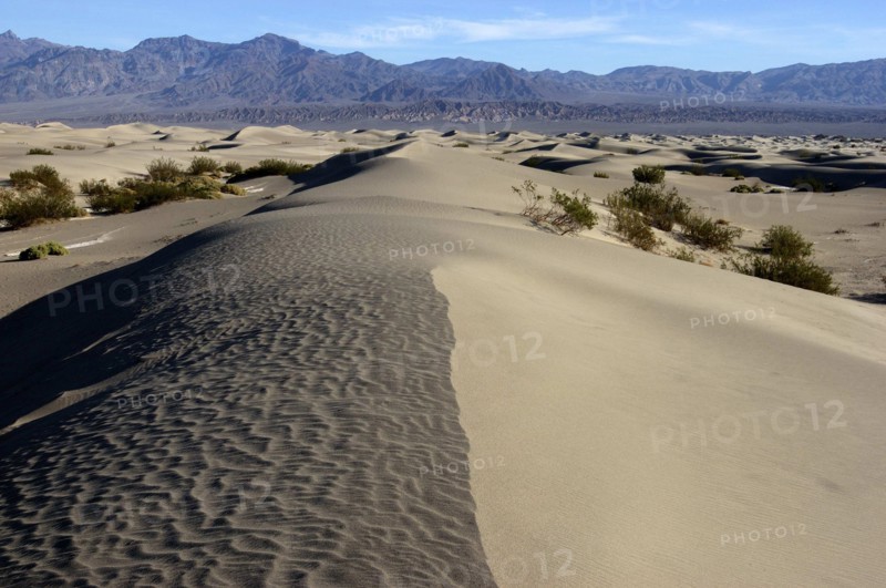 USA, California, Death Valley, View along the ridge of a sand dune in the desert landscape with a rocky horizon in the distance