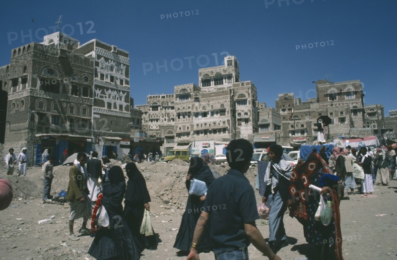 YEMEN, Sanaa, Busy Salt Market of the Old City