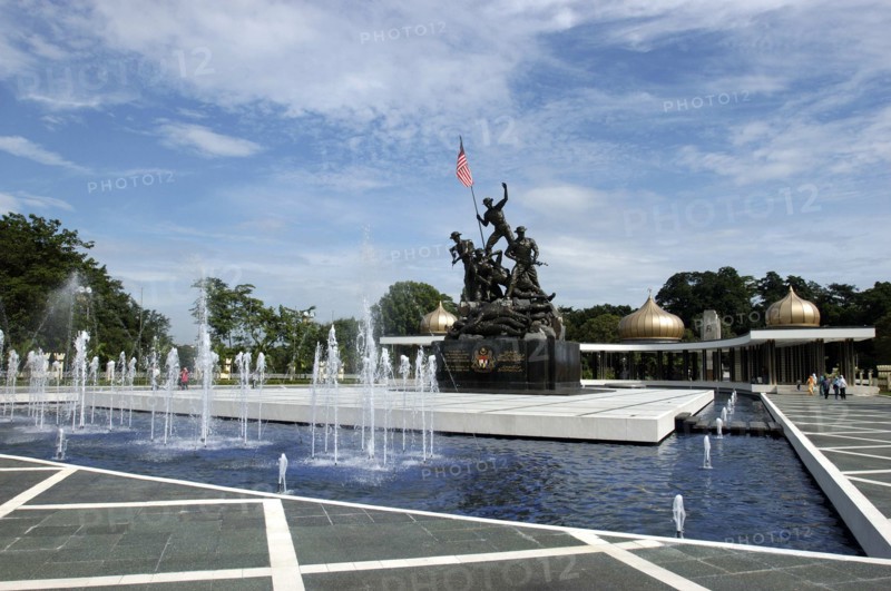 MALAYSIA, Kuala Lumpur, View of the National Monument and surronding pond and fountains