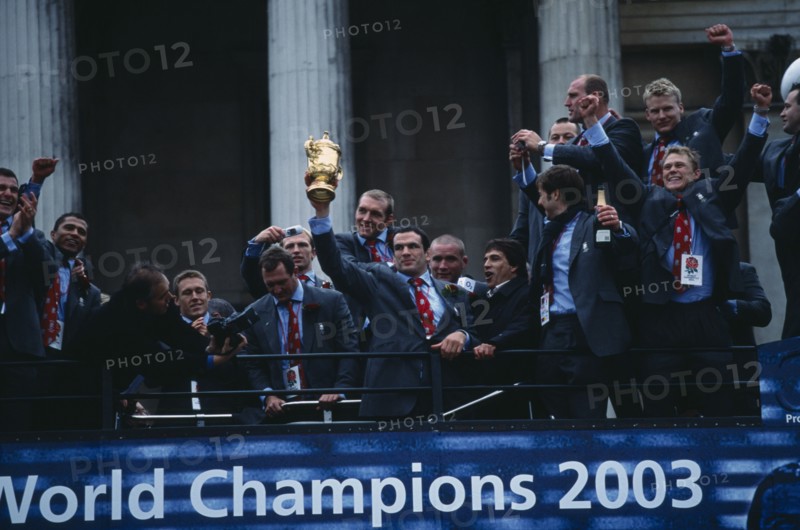 20048554 ENGLAND  London The winning Rugby World Cup 2003 team on top of a bus holding the trophy during a celebratory procession