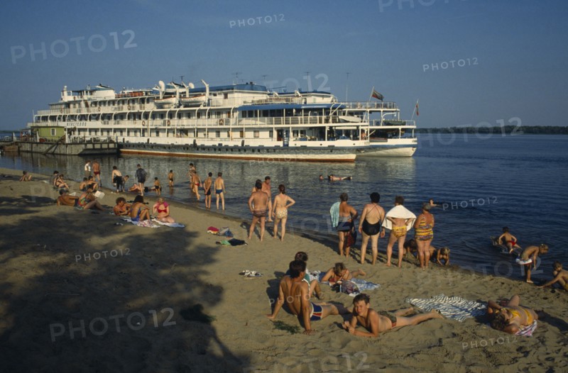 RUSSIA, River Volga, Ferry and bathers