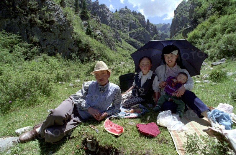 CHINA, Gansu, Langmusi, Family Picnic near the outskirts of town