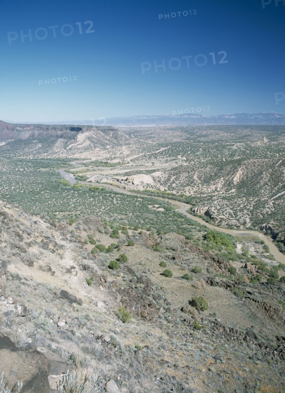 USA, New Mexico, General, View over desert landscape with the Rio Grande river near BAndalier National Monument