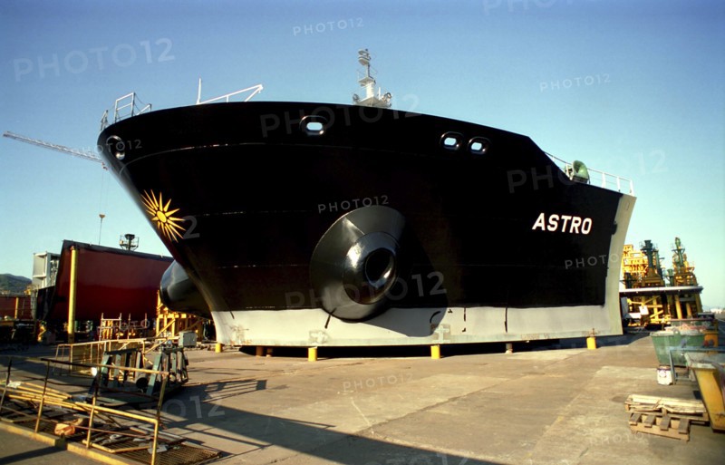SOUTH KOREA, Pusan, Dae-woos new ship building yard with black section of ship