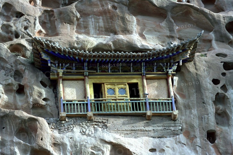 CHINA, Gansu, Zhangye, Mati sa Temple built in to the cliff face