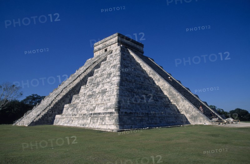 MEXICO, Yucatan, Chichen Itza, Pyramid of Kukulcan