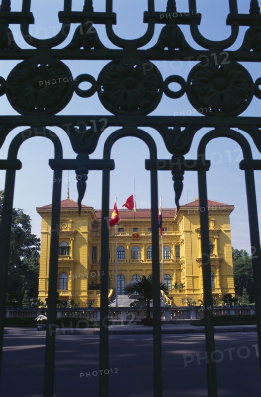 VIETNAM, North, Hanoi, The Presidential Palace seen through the ornate gates