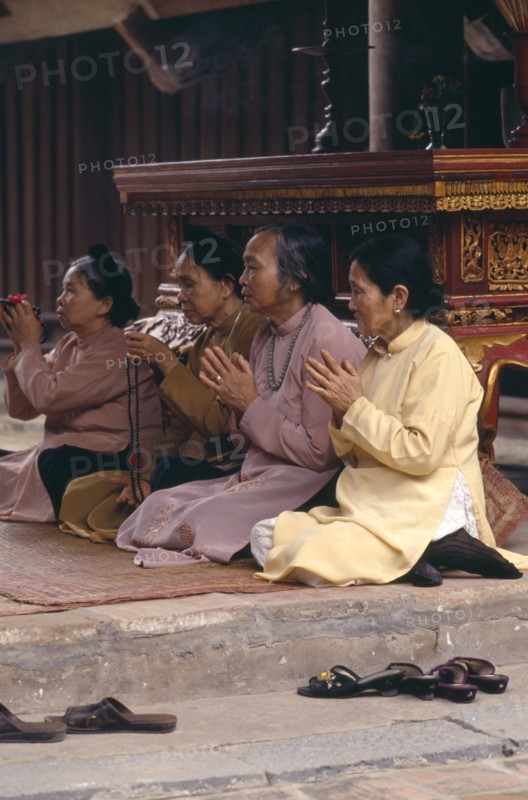 VIETNAM, North, Hanoi, Buddhist people sitting in prayer