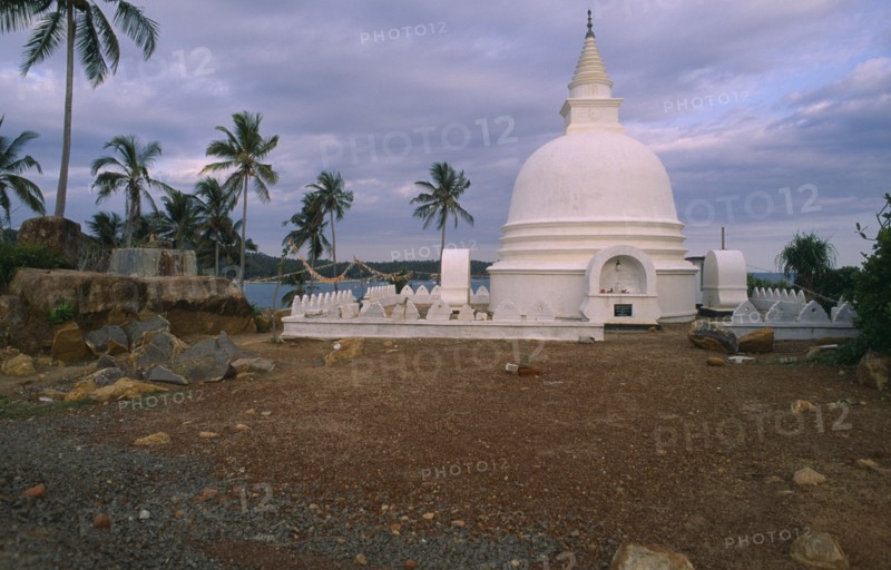 SRI LANKA, Unawatuna, Buddhist shrine