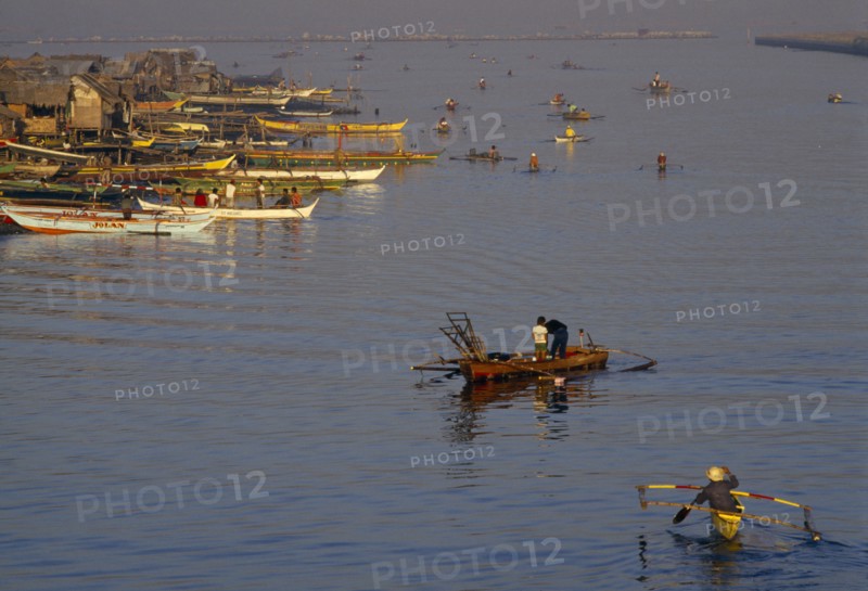 PHILIPPINES, Luzon Island, Manila, Fishing boats