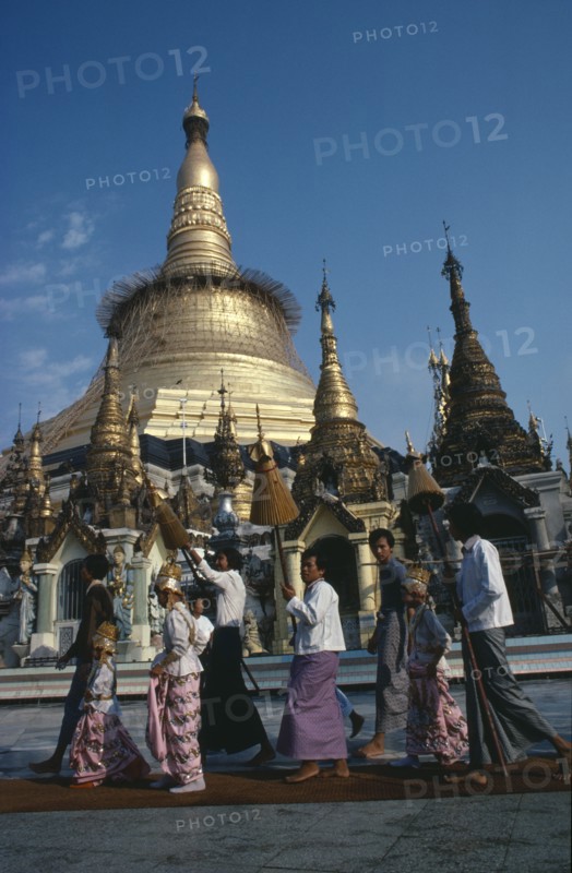 MYANMAR, Yangon, Shwedagon Pagoda.  Initiation of Buddhist novices at Shinpyu ceremony.