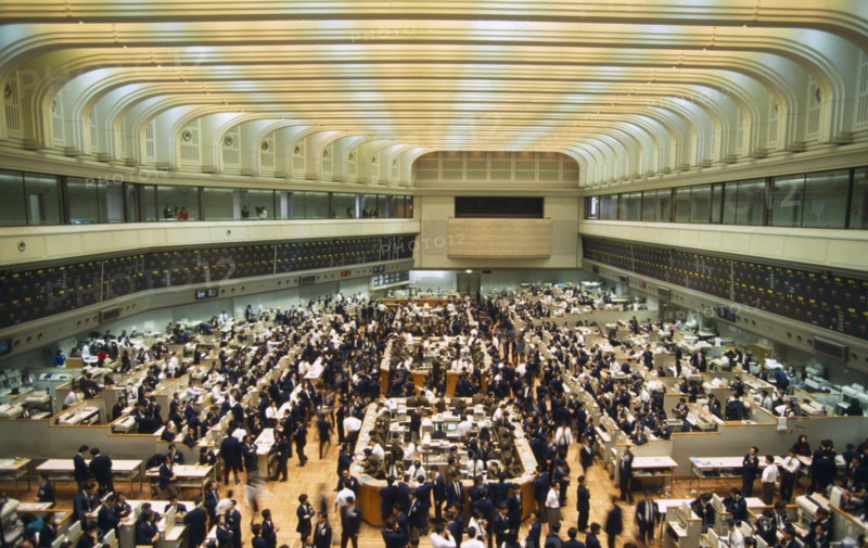 JAPAN, Tokyo, View over the trading floor of the Tokyo stock exchange