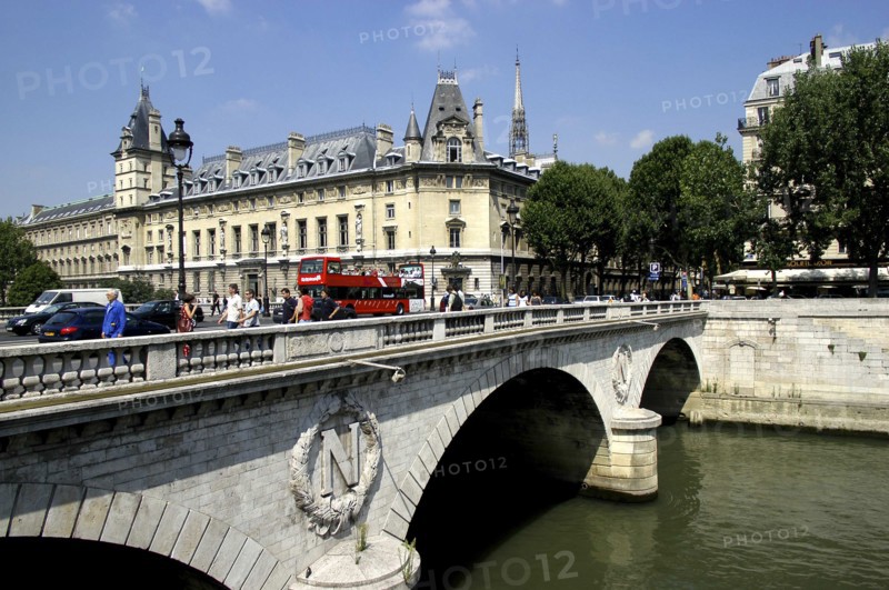 FRANCE, Ile de France, Paris, People and traffic crossing the Pont au Change