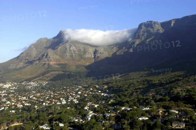 SOUTH AFRICA, Western Cape, Cape Town, View over city toward Table Mountain