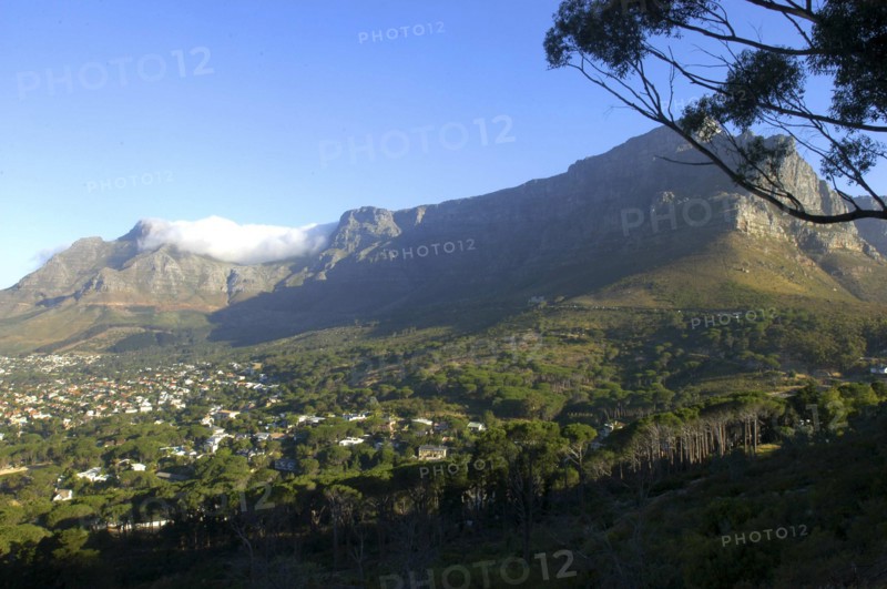 SOUTH AFRICA, Western Cape, Cape Town, View over city toward Table Mountain