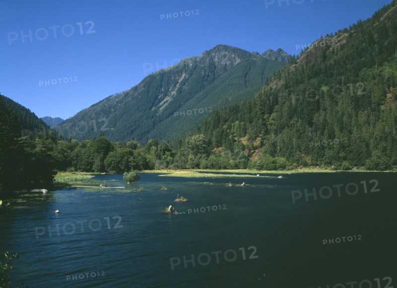 USA, Washington State, Mason, Lake Cushman in the hills of the olympic Mountains which is popular for swimming.