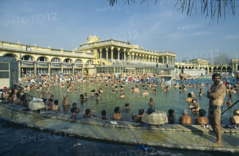 HUNGARY, Budapest, Szechenyi Thermal Baths.  Open air swimming pools with crowds of bathers at medicinal baths.