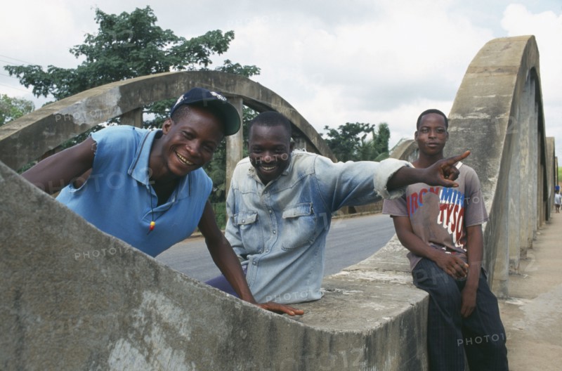 IVORY COAST, People, Three men on a bridge