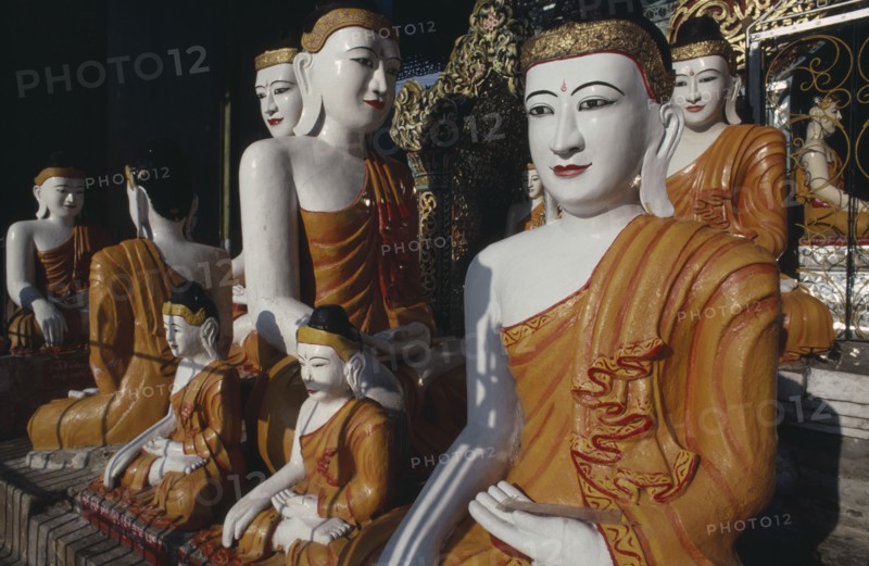 MYANMAR, Yangon, Swedagon, Statues of Buddha