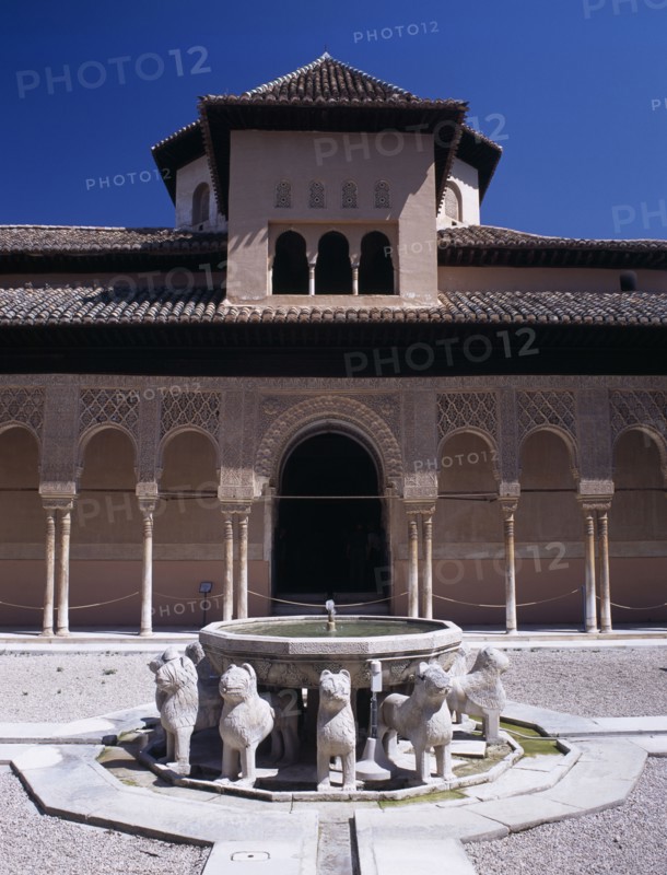 SPAIN, Andalucia, Granada, Alhambra Palace. Palacio Nazaries or Nasrid Palace. Patio de los Leones fountain with carved lions