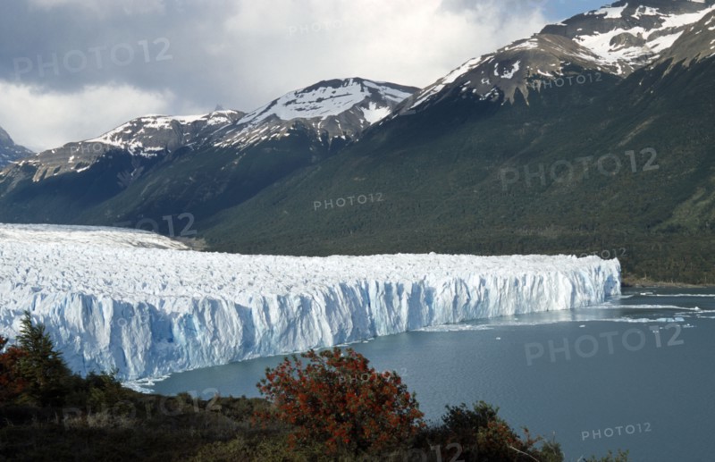 ARGENTINA, Santa Cruz Province, Los Glaciares N.P, Jagged ice cliffs and mountainous landscape of the Perito Moreno Glacier.