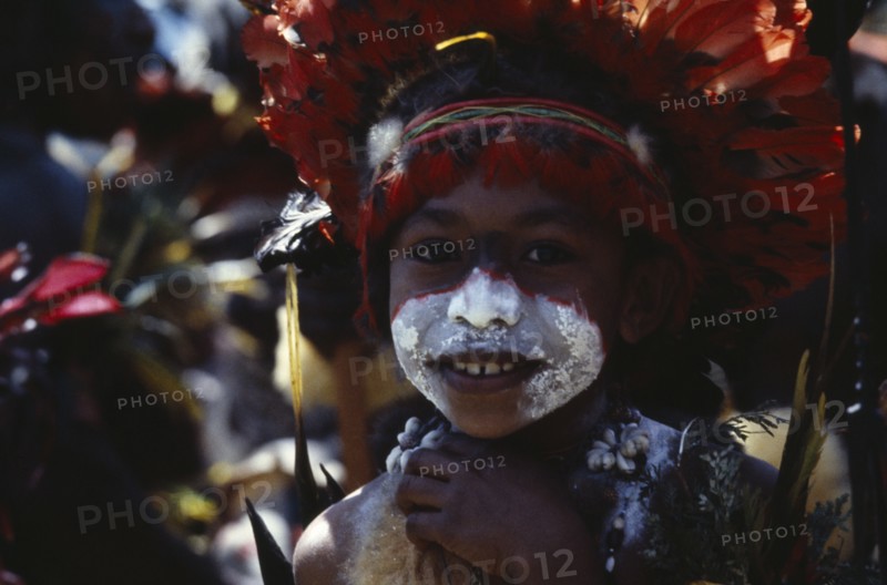 PAPUA NEW GUINEA, People, Child in traditional dress