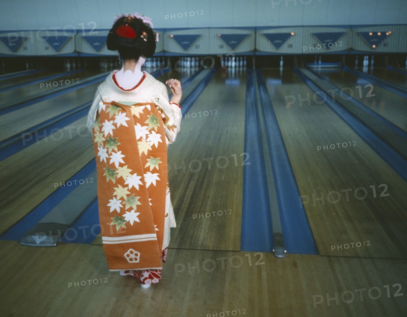 JAPAN, Honshu, Tokyo, Geisha in bowling alley