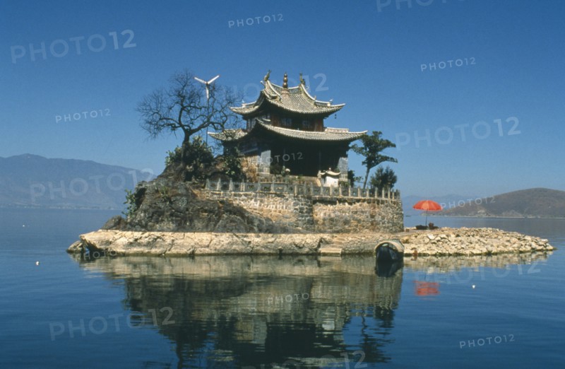 CHINA, Yunnan, Dali, Temple of the Mercy Goddess Guan Yin on lake Erhai