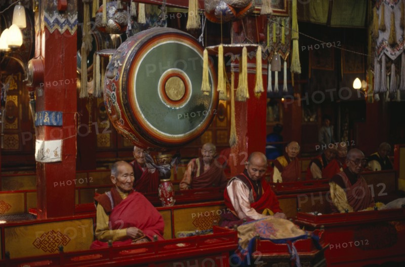 MONGOLIA, Ulaanbaatar, Gandantegchinlen monastery interior with Mongolian Buddhist monks.